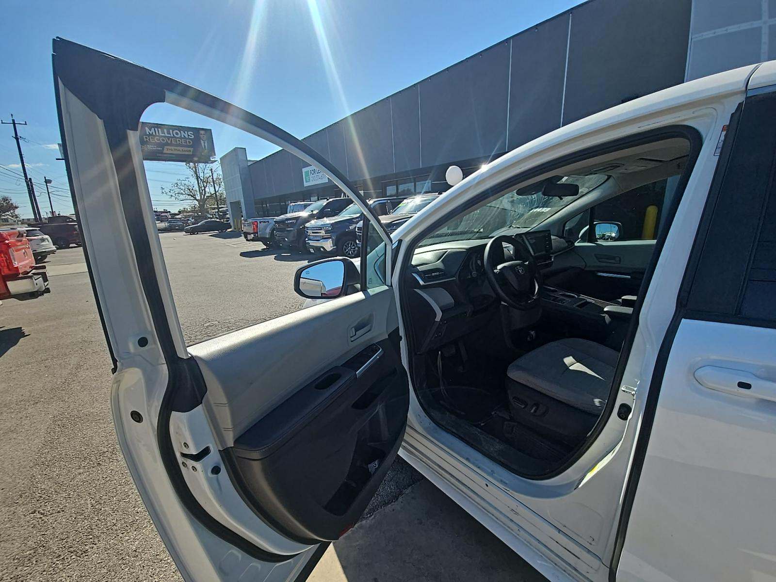 2022 Toyota Sienna LE FWD