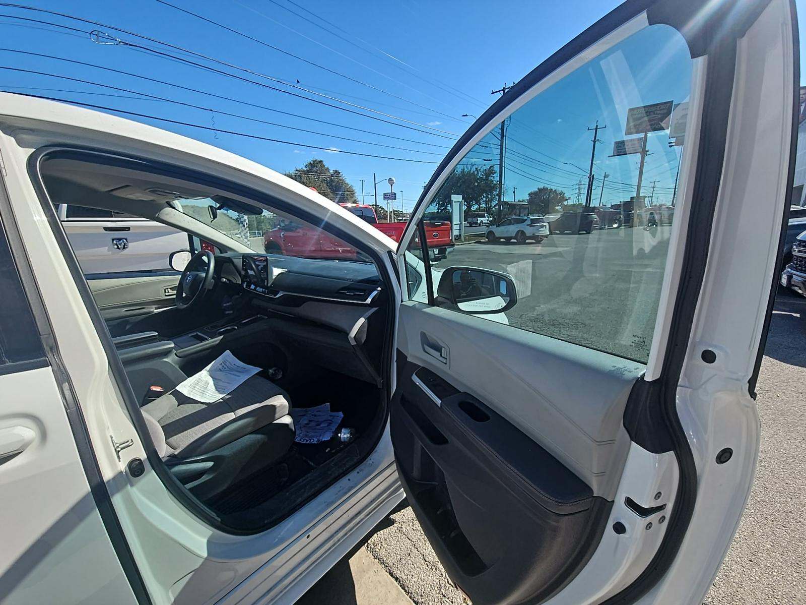 2022 Toyota Sienna LE FWD