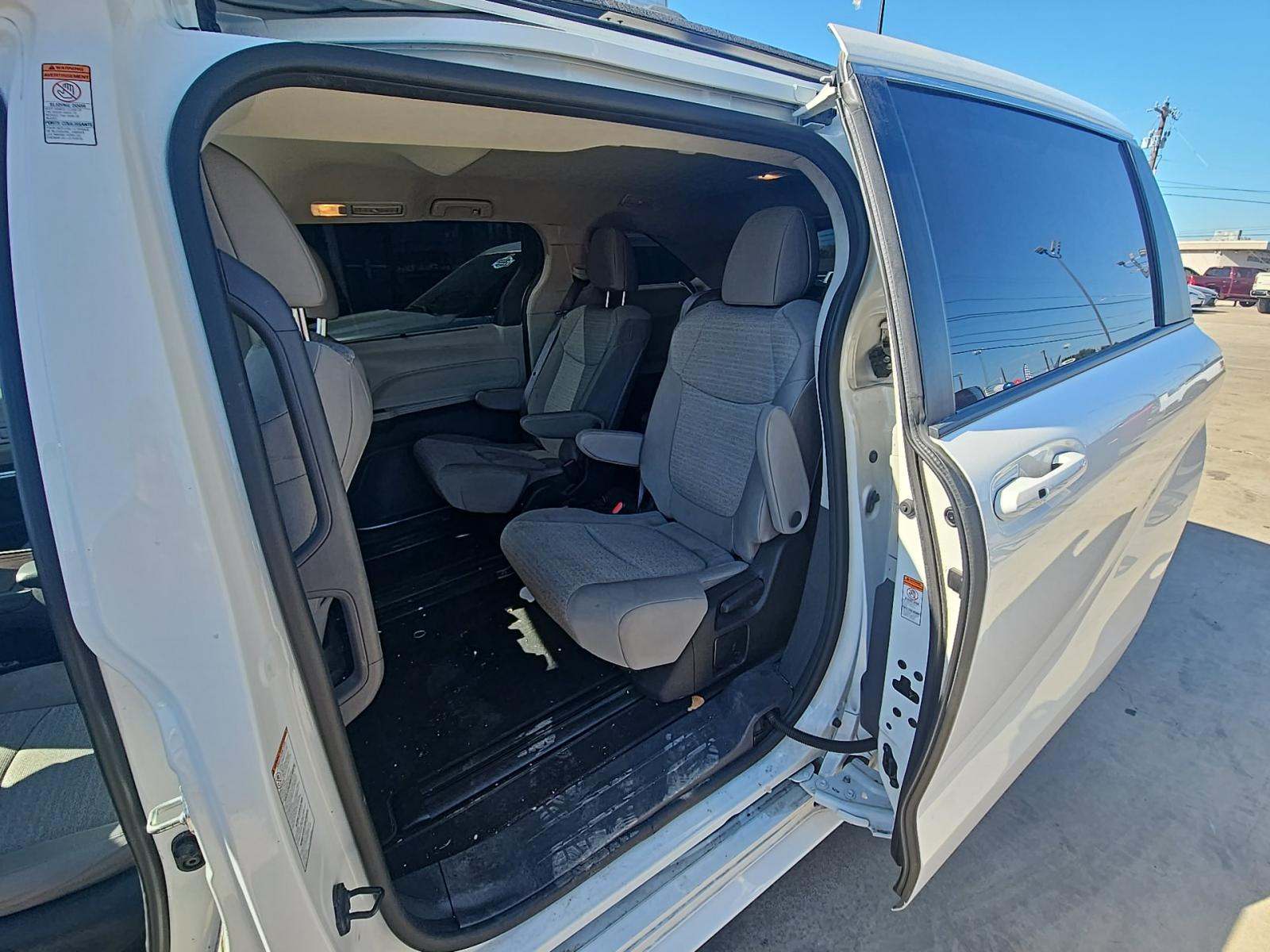 2022 Toyota Sienna LE FWD