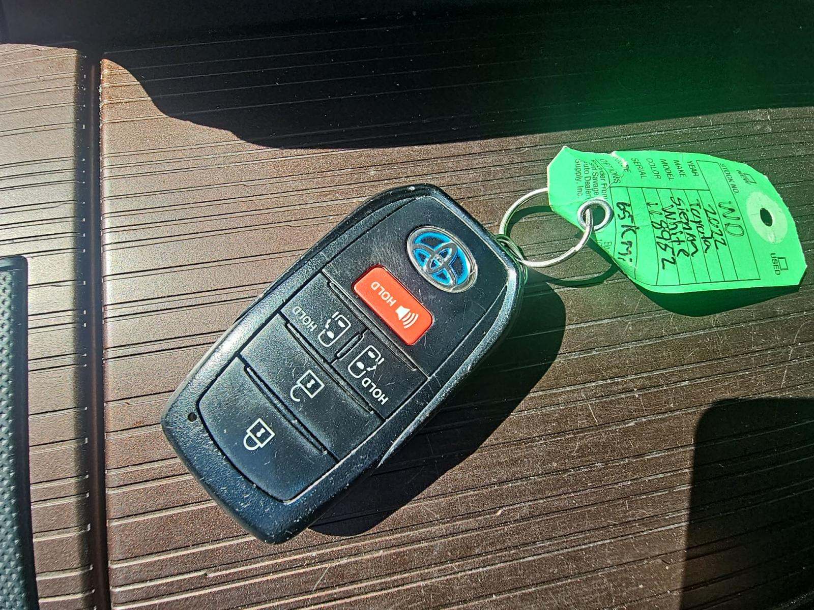 2022 Toyota Sienna LE FWD