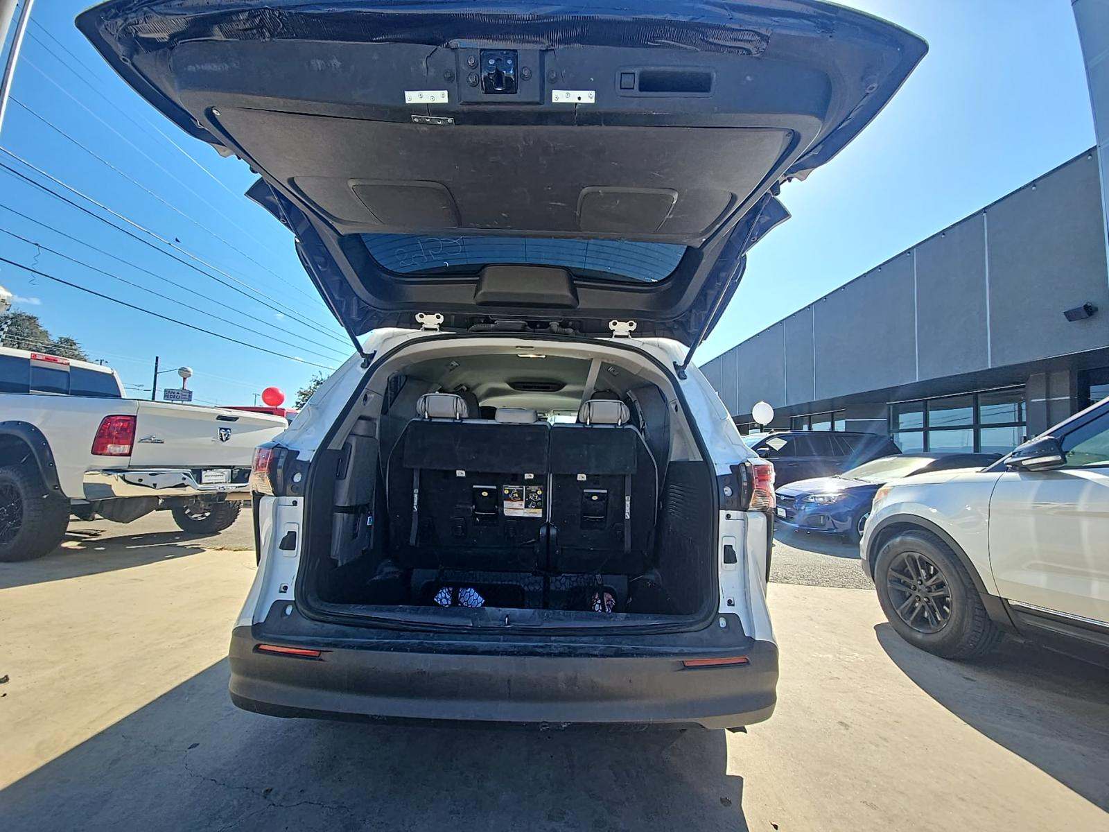 2022 Toyota Sienna LE FWD