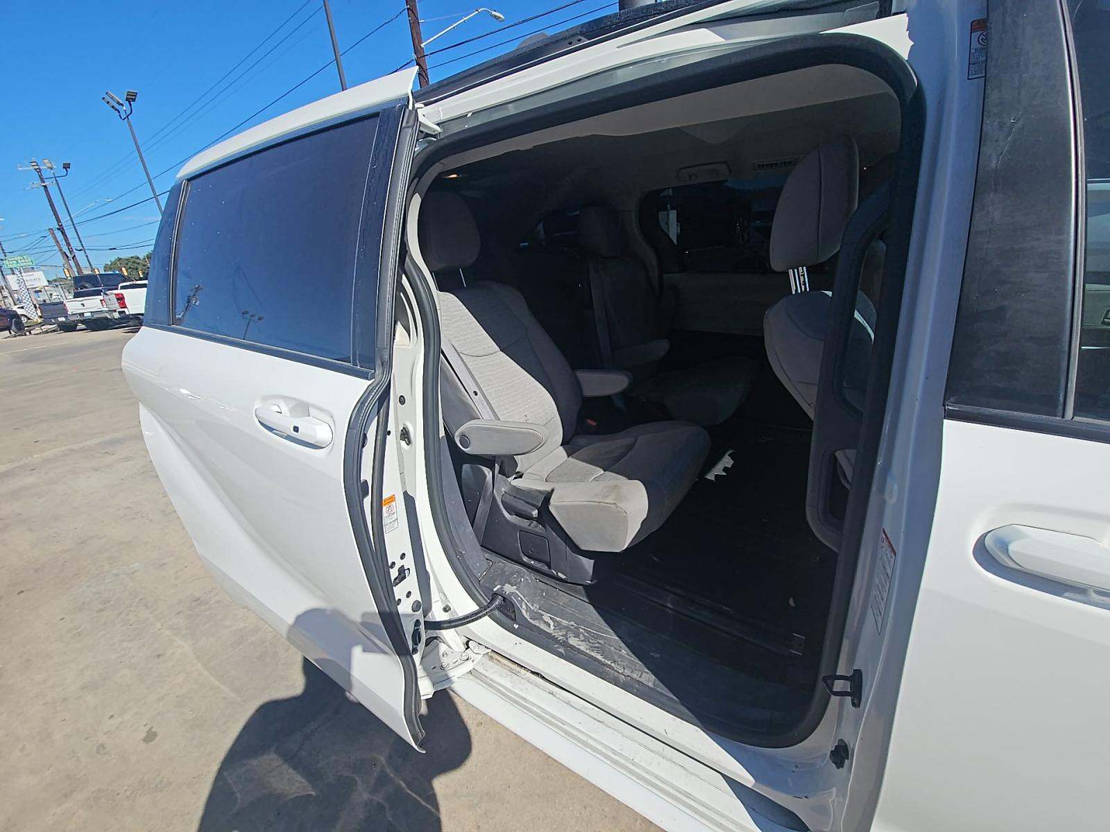 2022 Toyota Sienna LE FWD