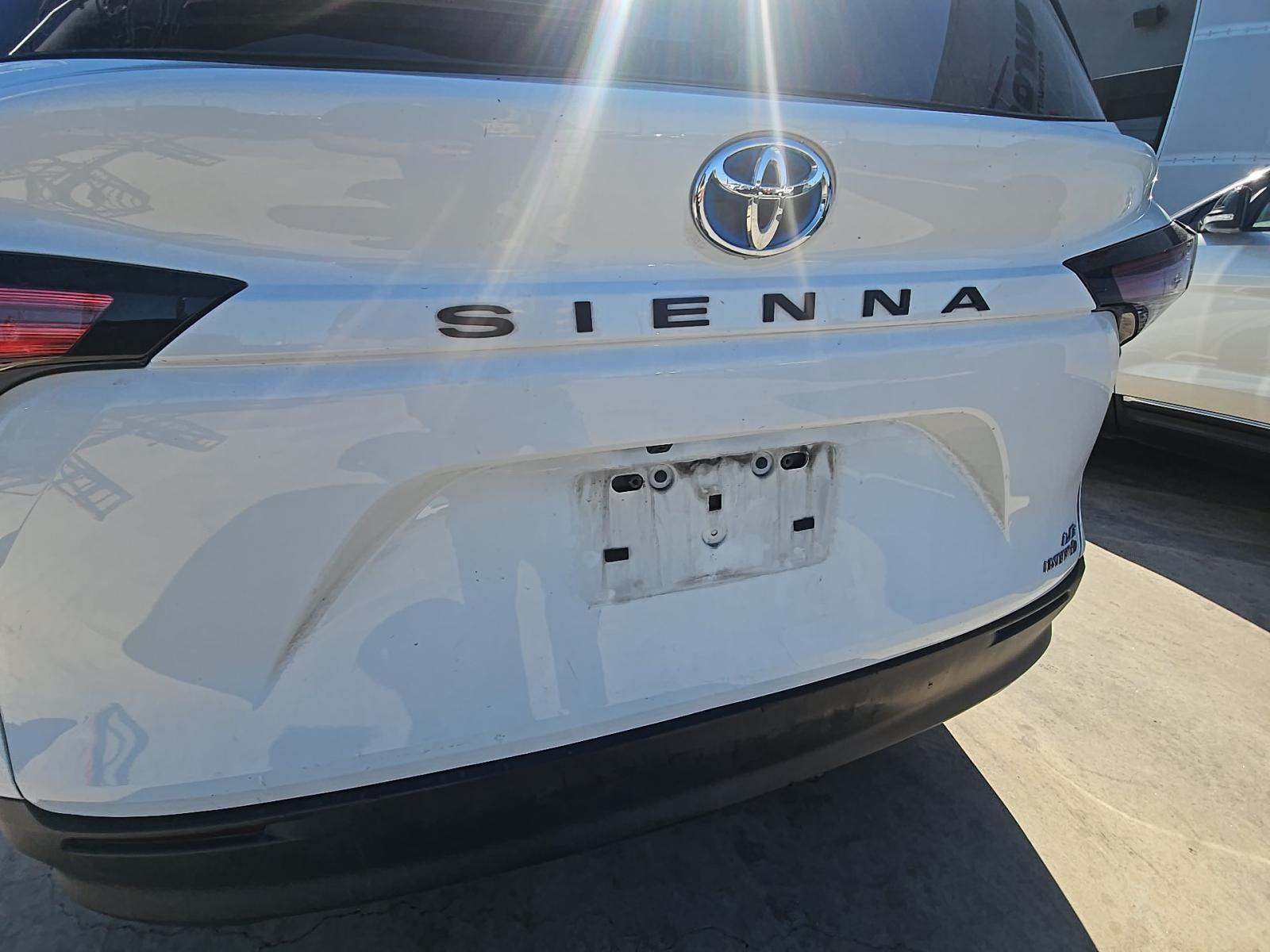 2022 Toyota Sienna LE FWD