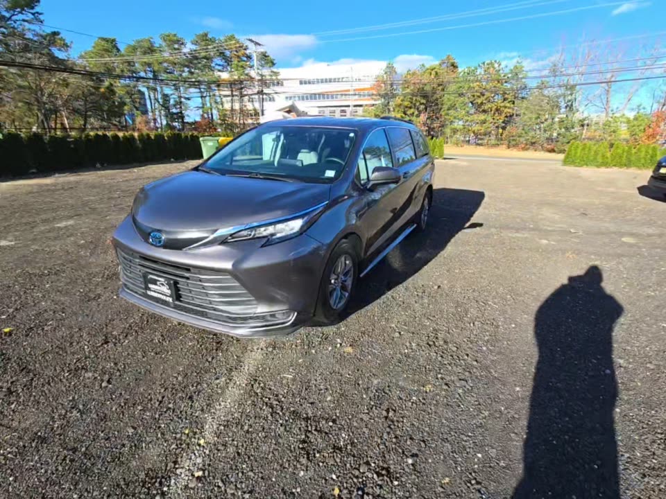 2022 Toyota Sienna LE FWD