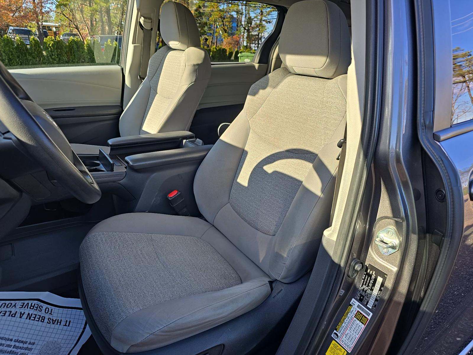 2022 Toyota Sienna LE FWD