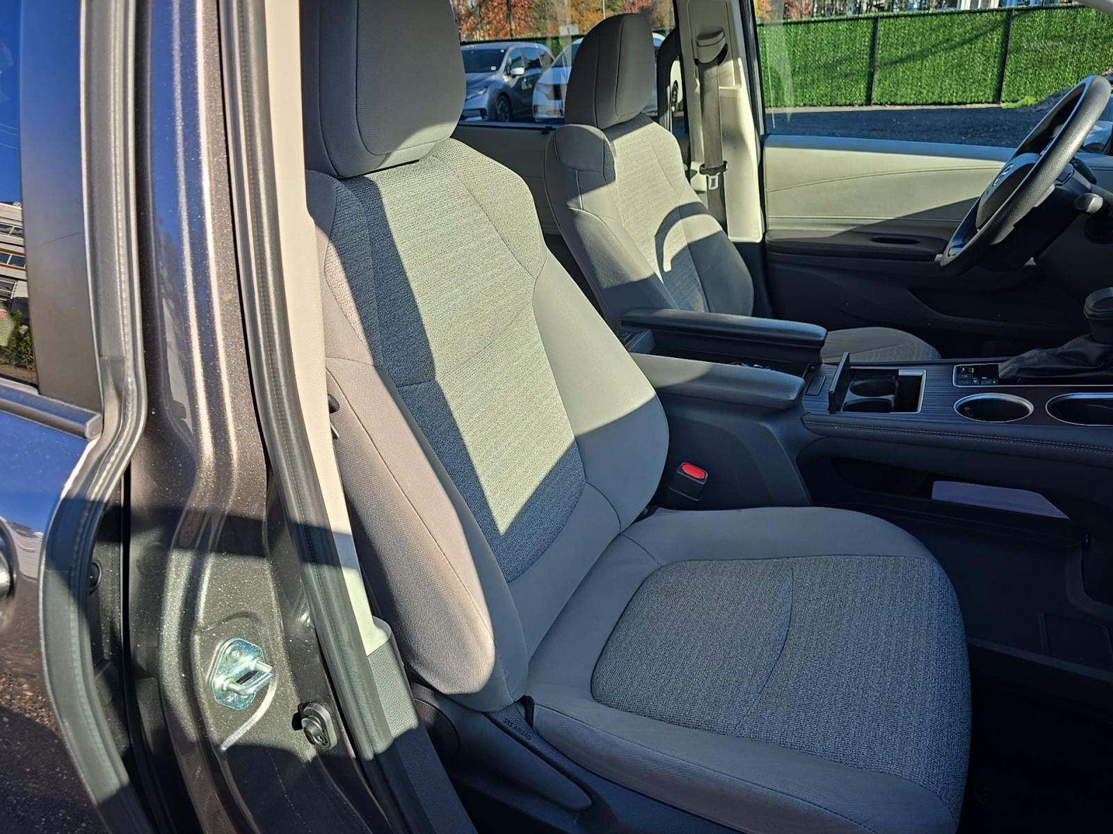 2022 Toyota Sienna LE FWD