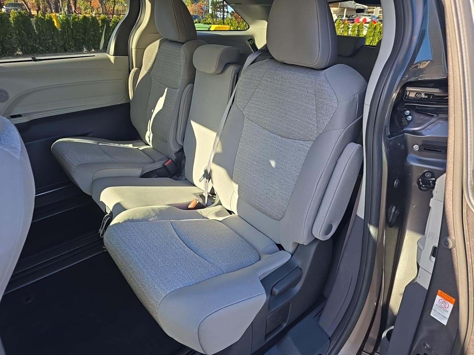 2022 Toyota Sienna LE FWD