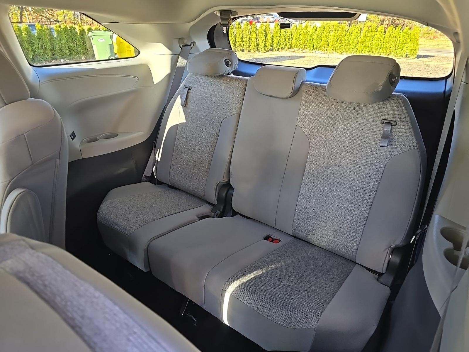 2022 Toyota Sienna LE FWD