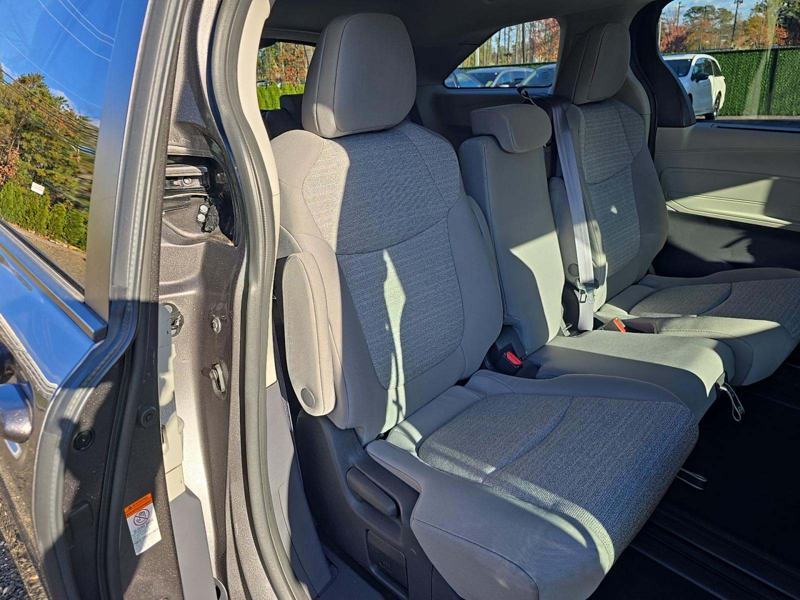 2022 Toyota Sienna LE FWD