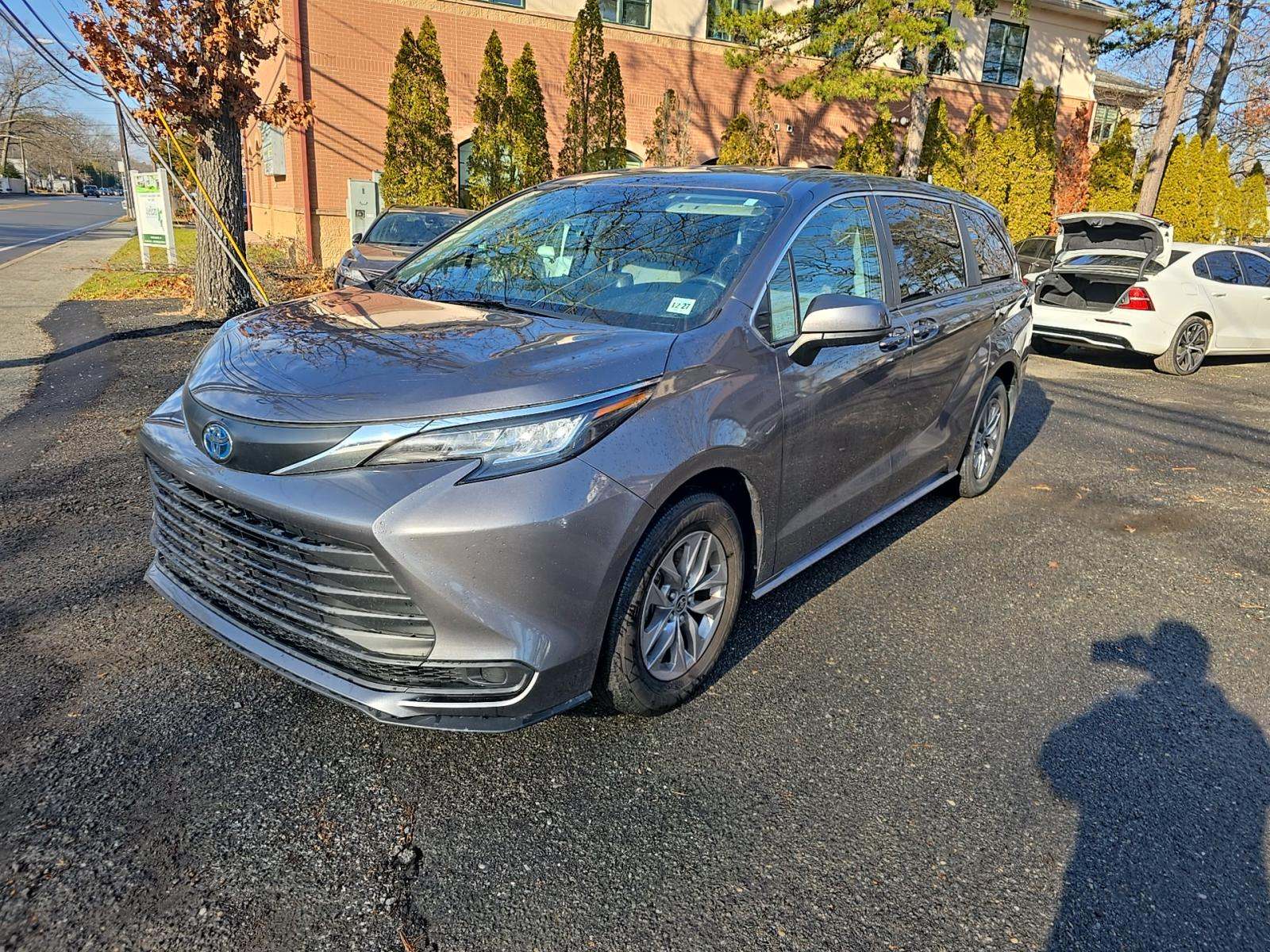 2022 Toyota Sienna LE FWD