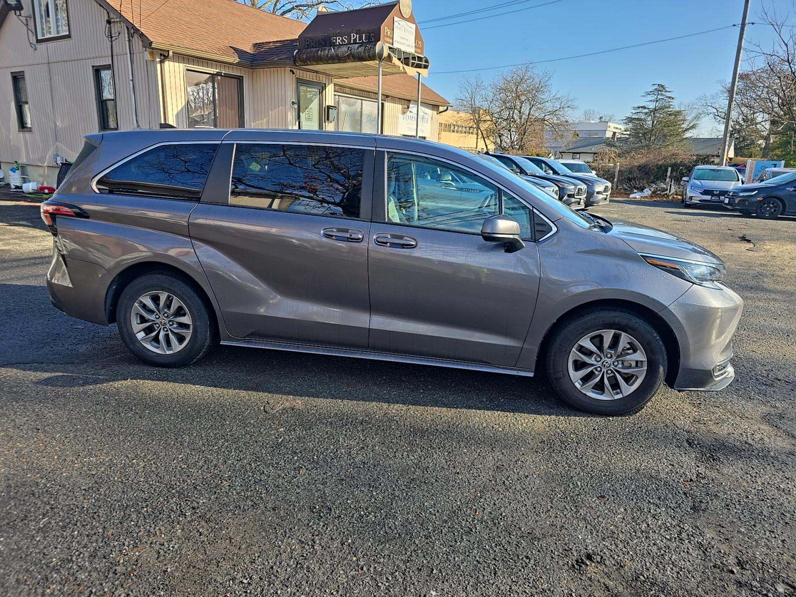 2022 Toyota Sienna LE FWD