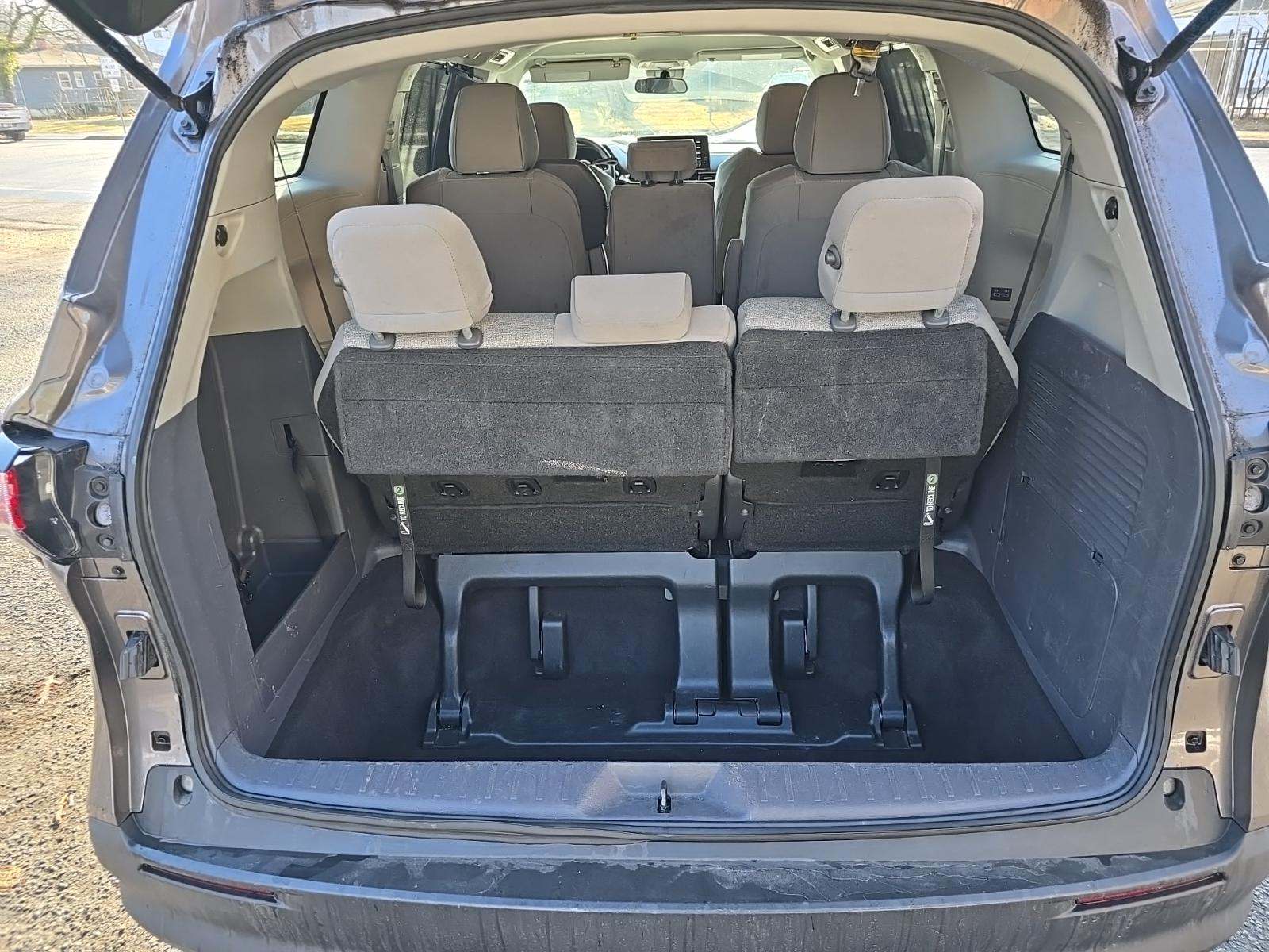 2022 Toyota Sienna LE FWD