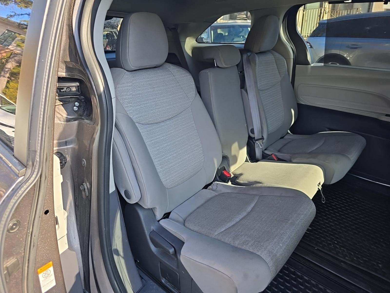 2022 Toyota Sienna LE FWD