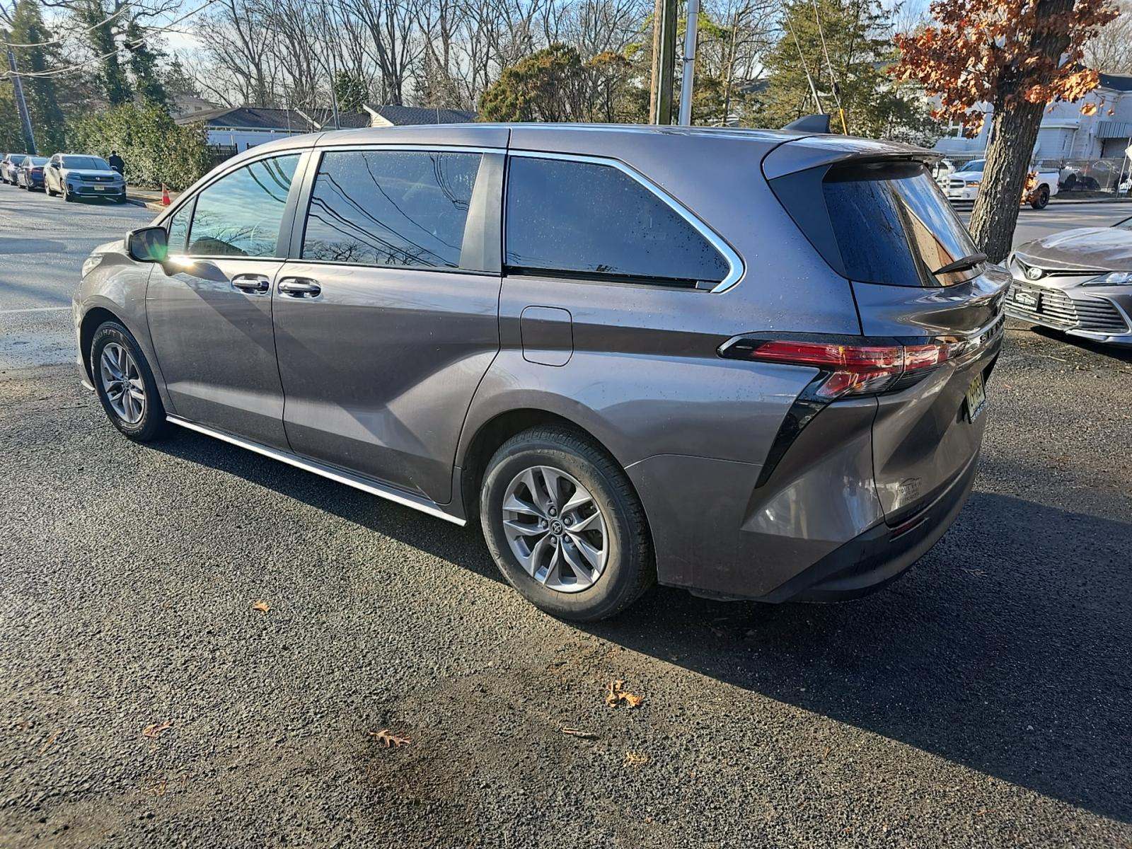 2022 Toyota Sienna LE FWD