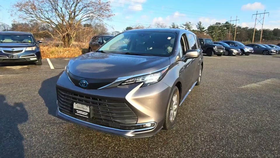 2022 Toyota Sienna XLE 8-Passenger 120.5