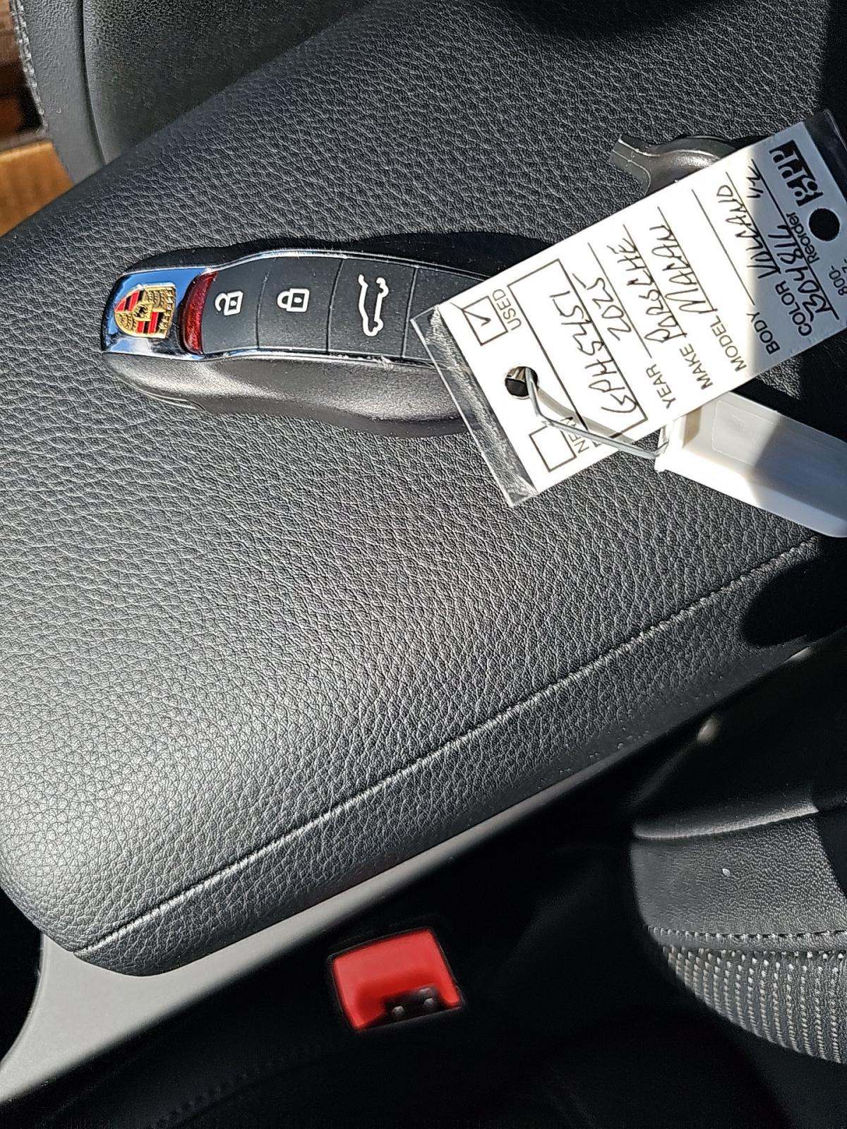 2025 Porsche Macan Base AWD