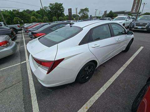 2022 Hyundai Elantra SEL FWD