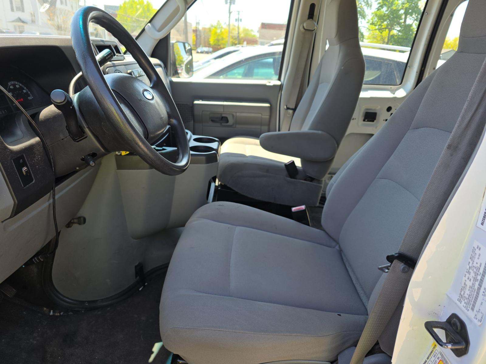 FORD E-150 - 6