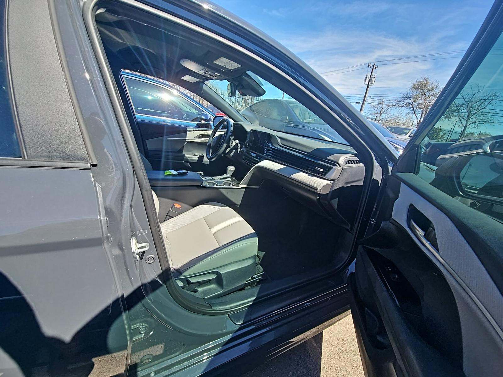 2025 Toyota Camry SE FWD