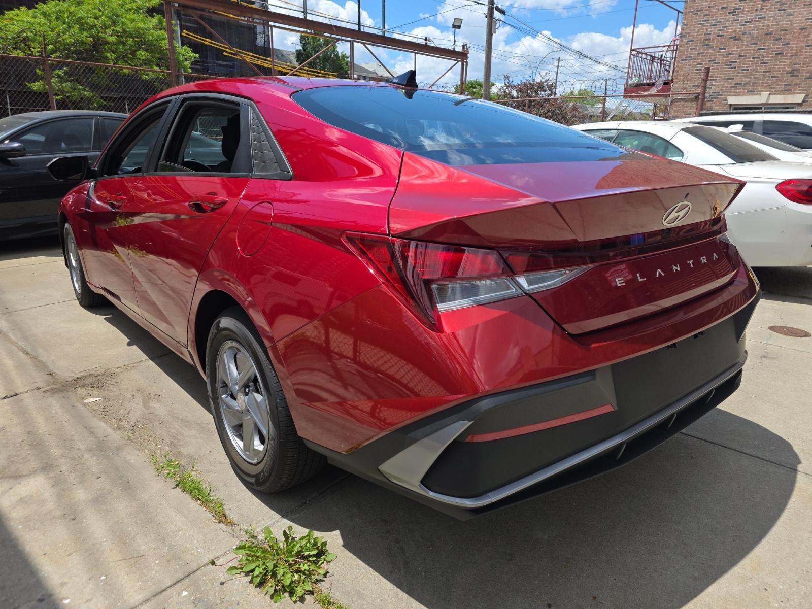 2024 Hyundai Elantra SE FWD