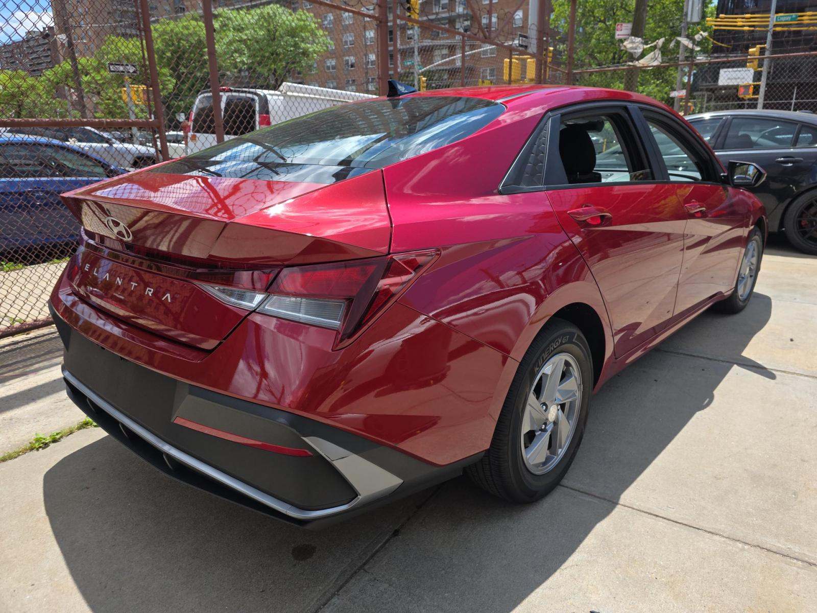 2024 Hyundai Elantra SE FWD