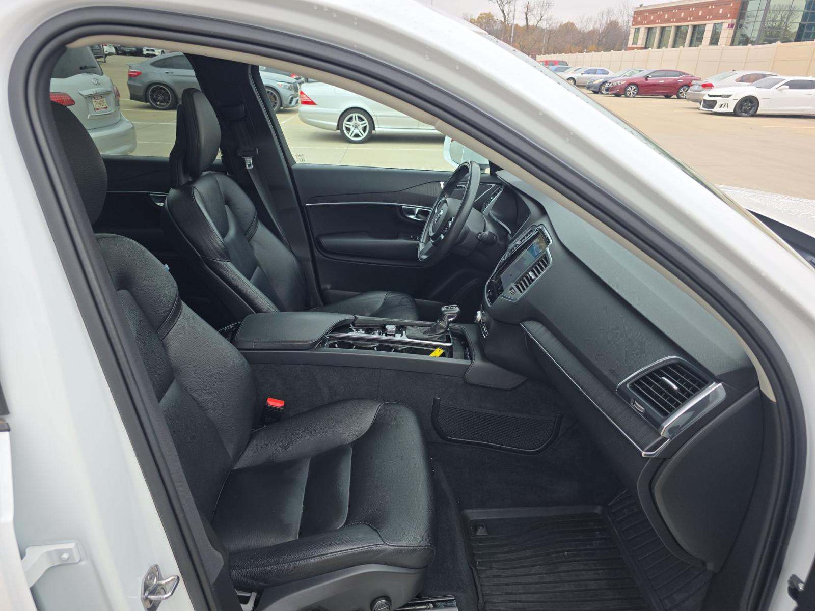 2020 Volvo XC90 T5 Momentum AWD