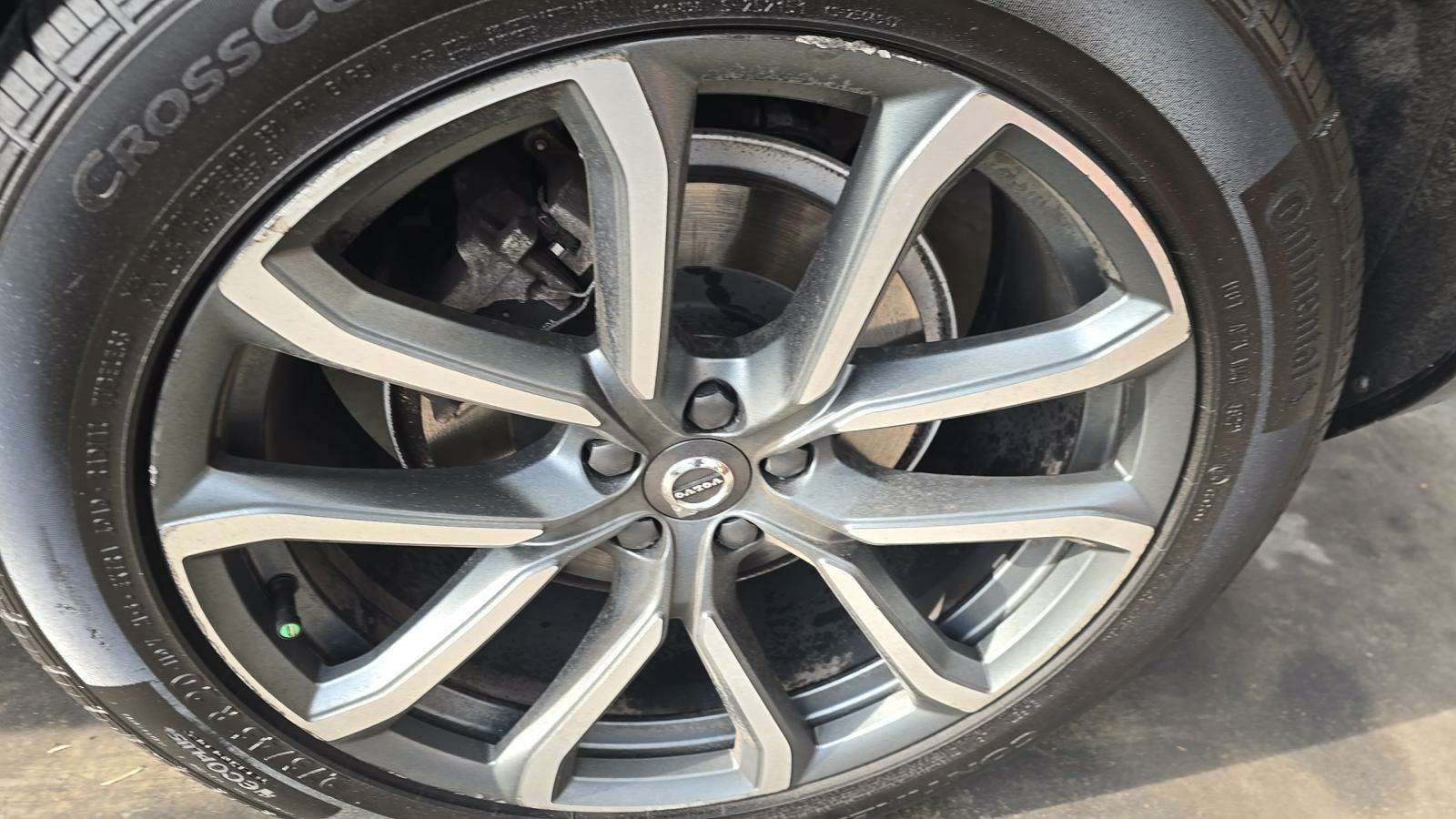 2017 Volvo XC90 T6 Momentum AWD