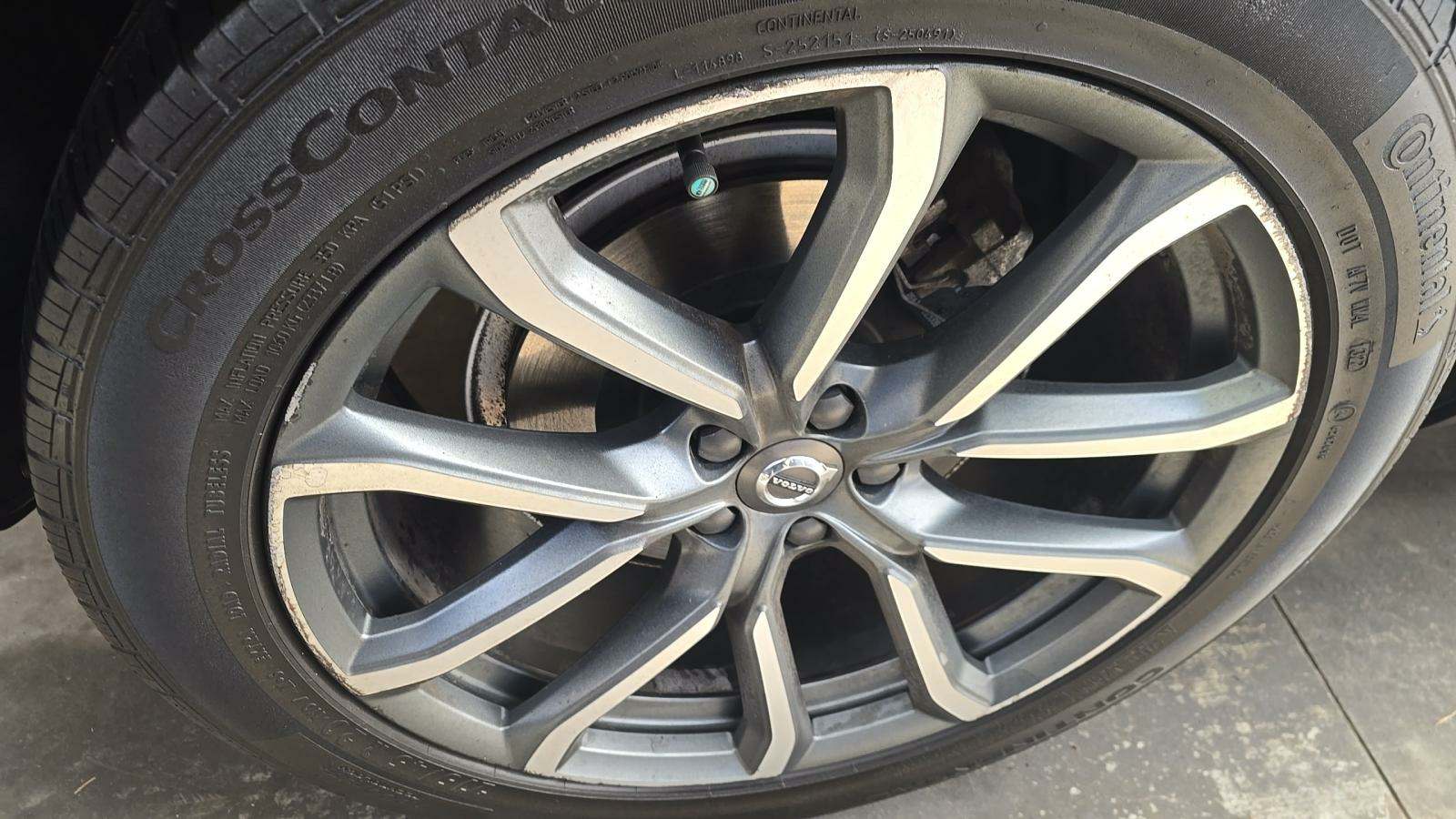 2017 Volvo XC90 T6 Momentum AWD