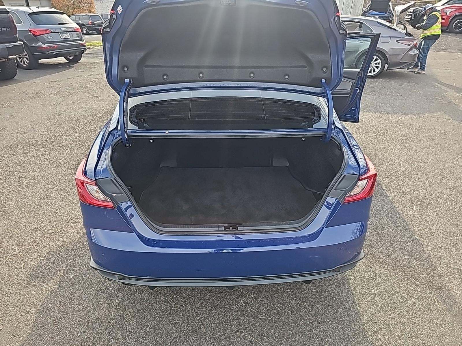 2025 Toyota Camry SE FWD