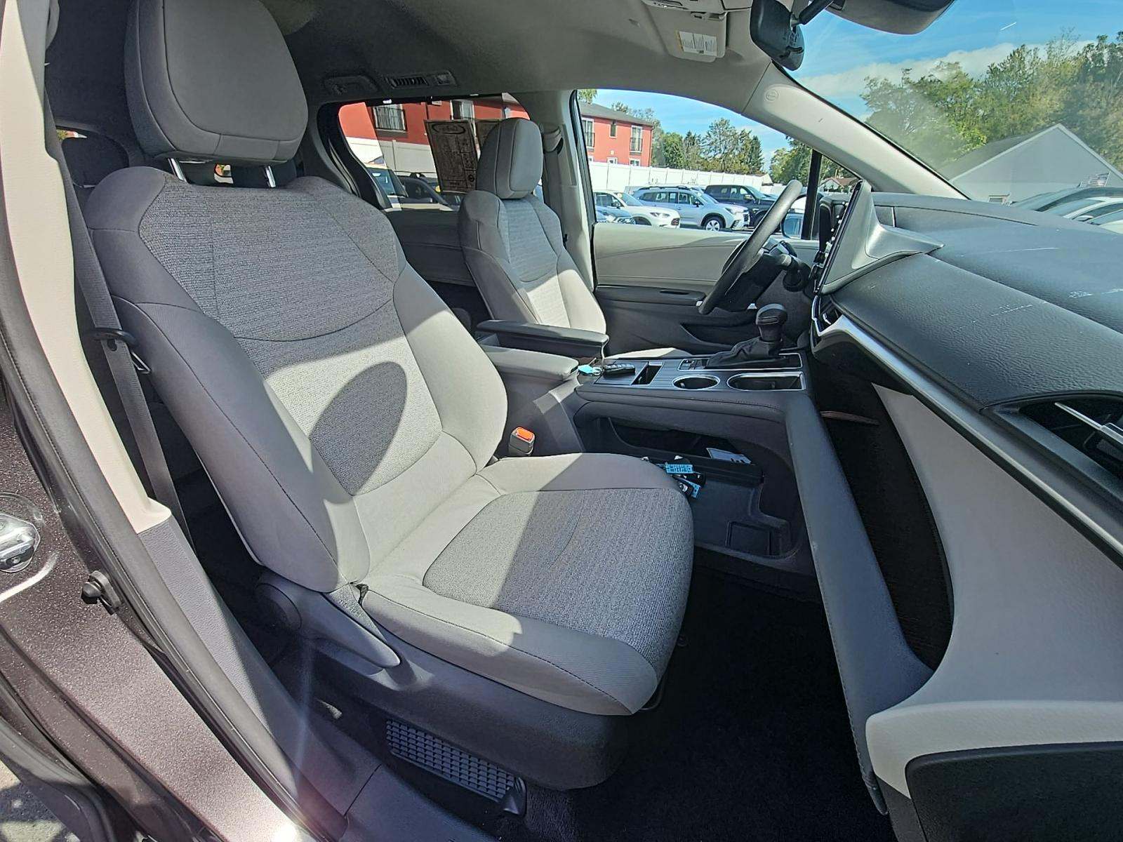 2024 Toyota Sienna LE FWD