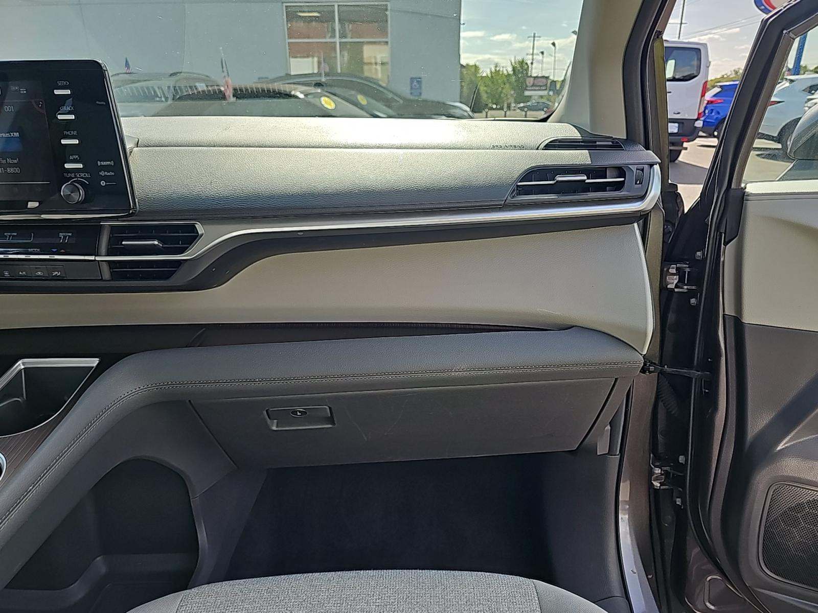 2024 Toyota Sienna LE FWD