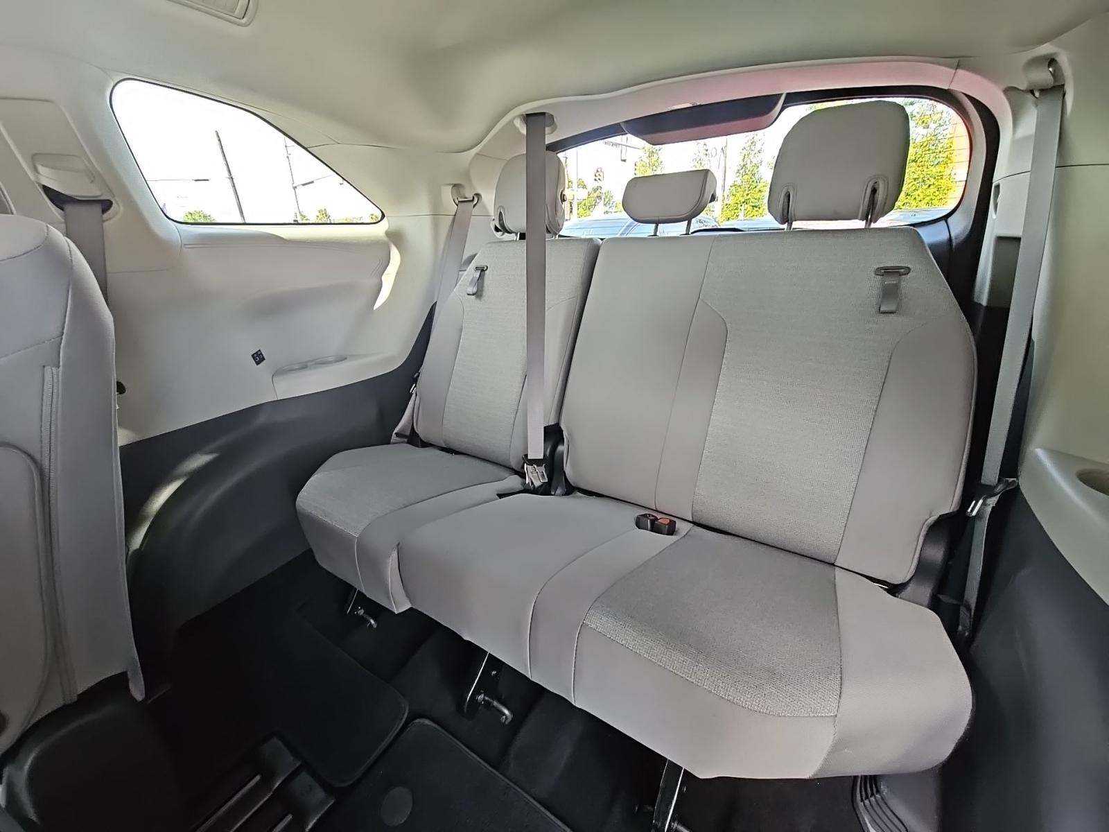 2024 Toyota Sienna LE FWD