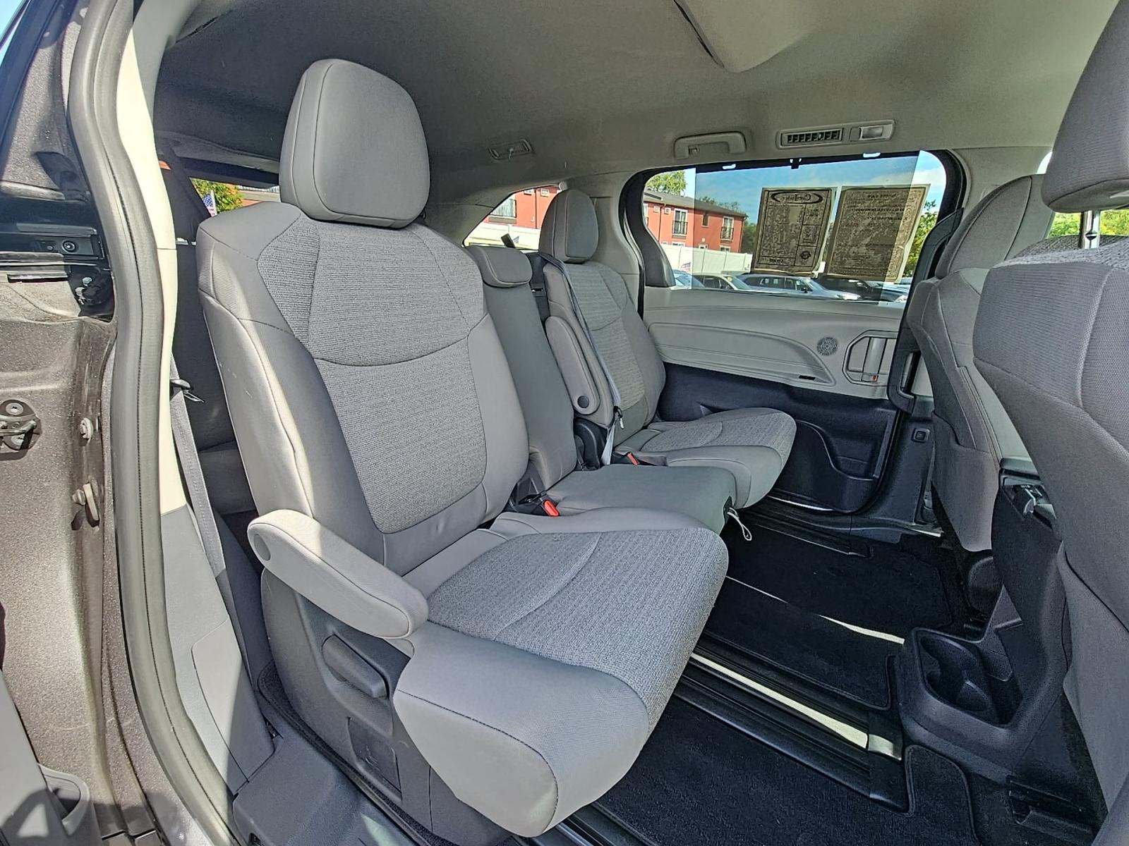 2024 Toyota Sienna LE FWD