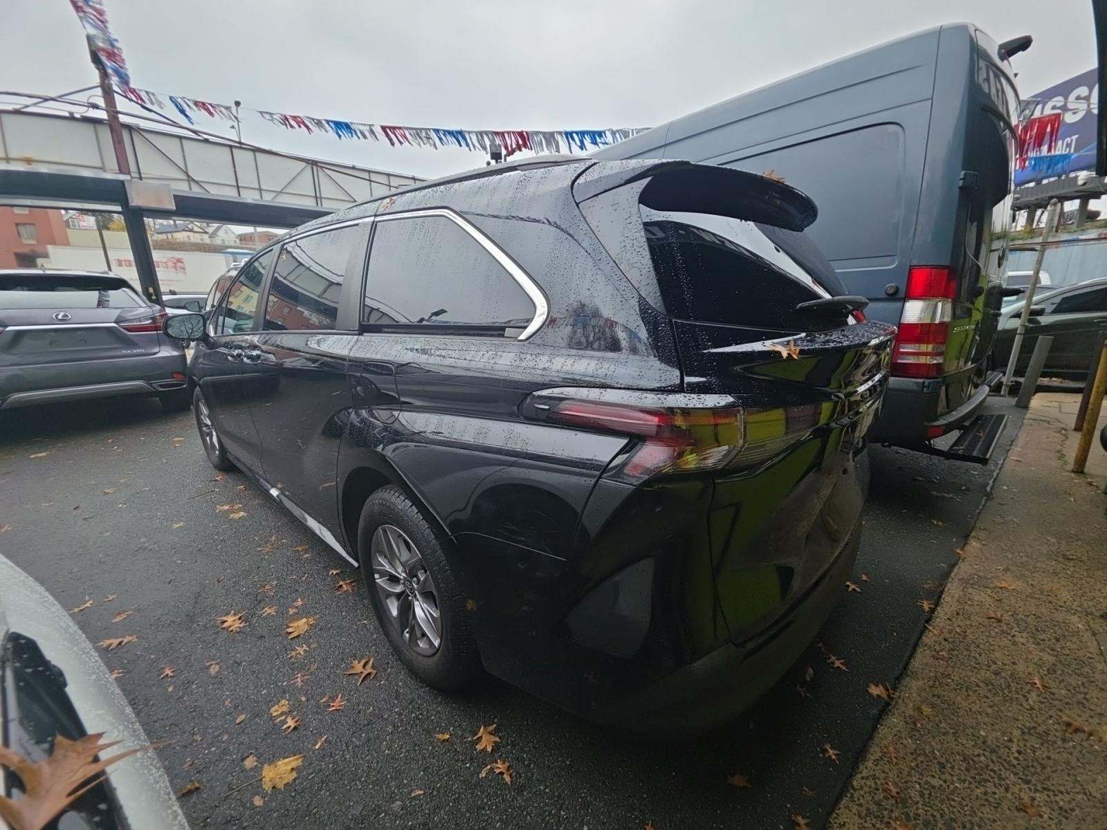 2023 Toyota Sienna XLE FWD