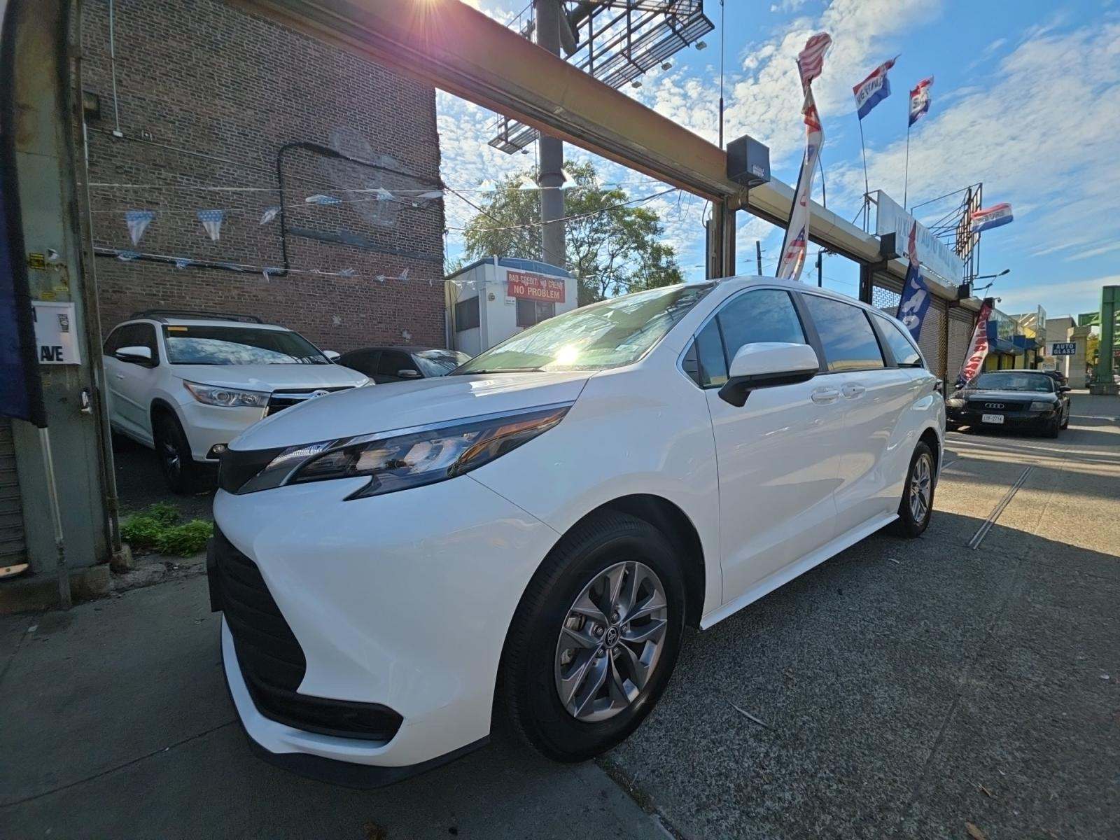 2025 Toyota Sienna LE FWD