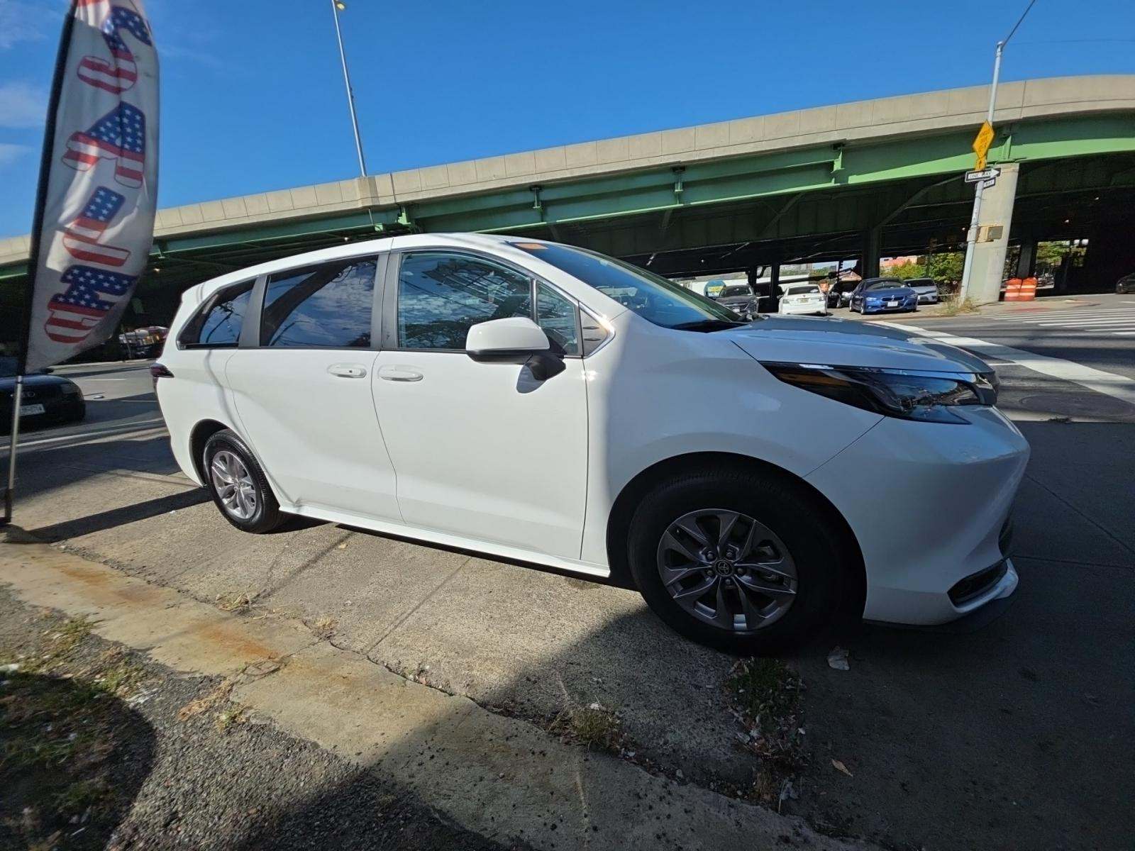 2025 Toyota Sienna LE FWD
