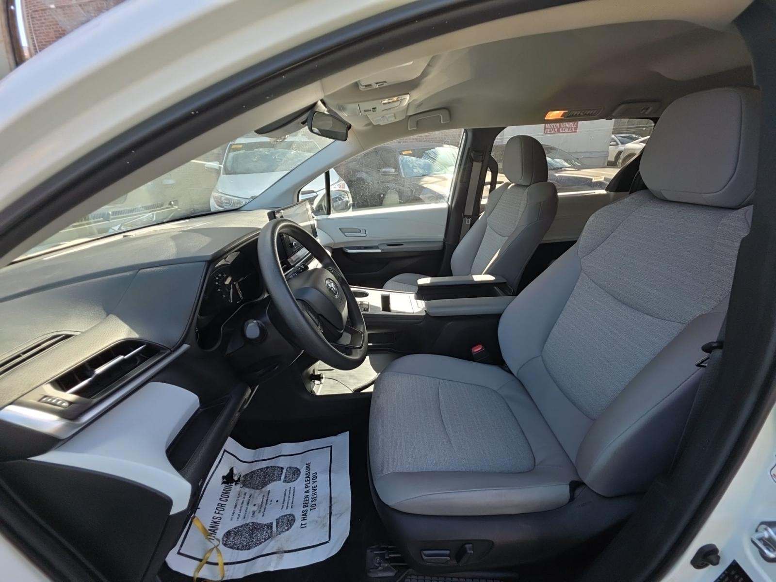 2025 Toyota Sienna LE FWD