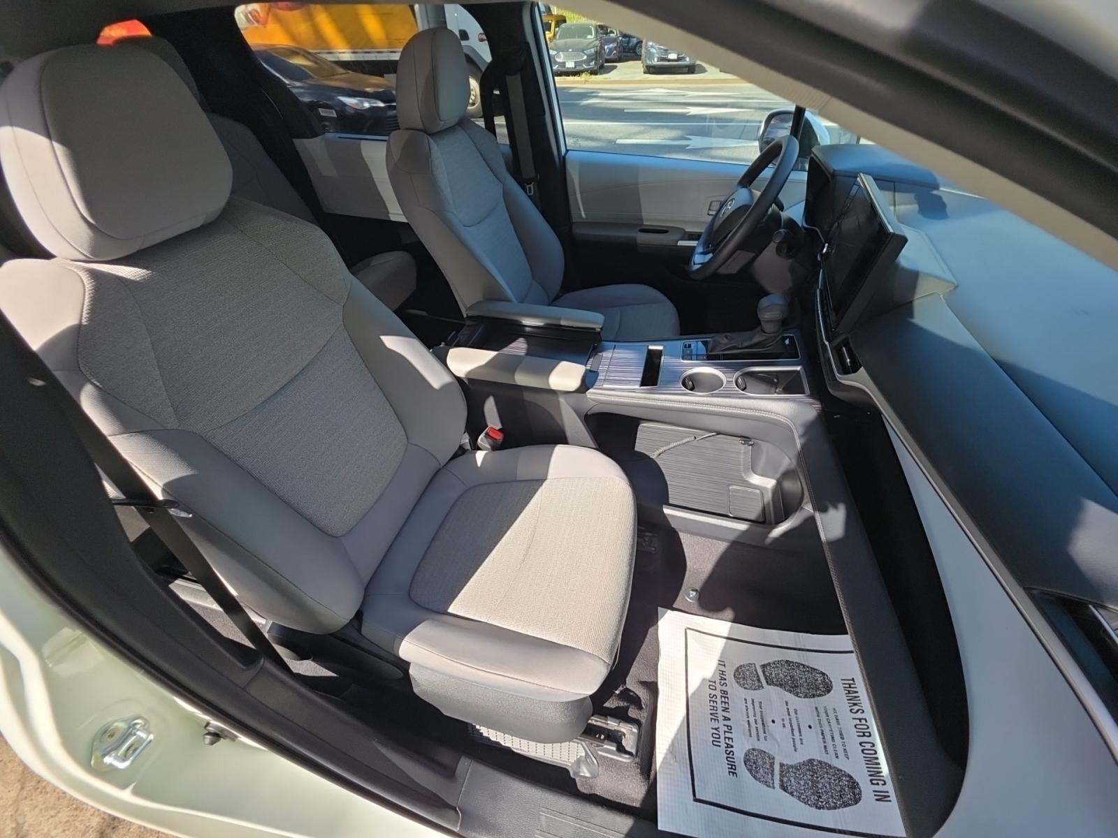 2025 Toyota Sienna LE FWD