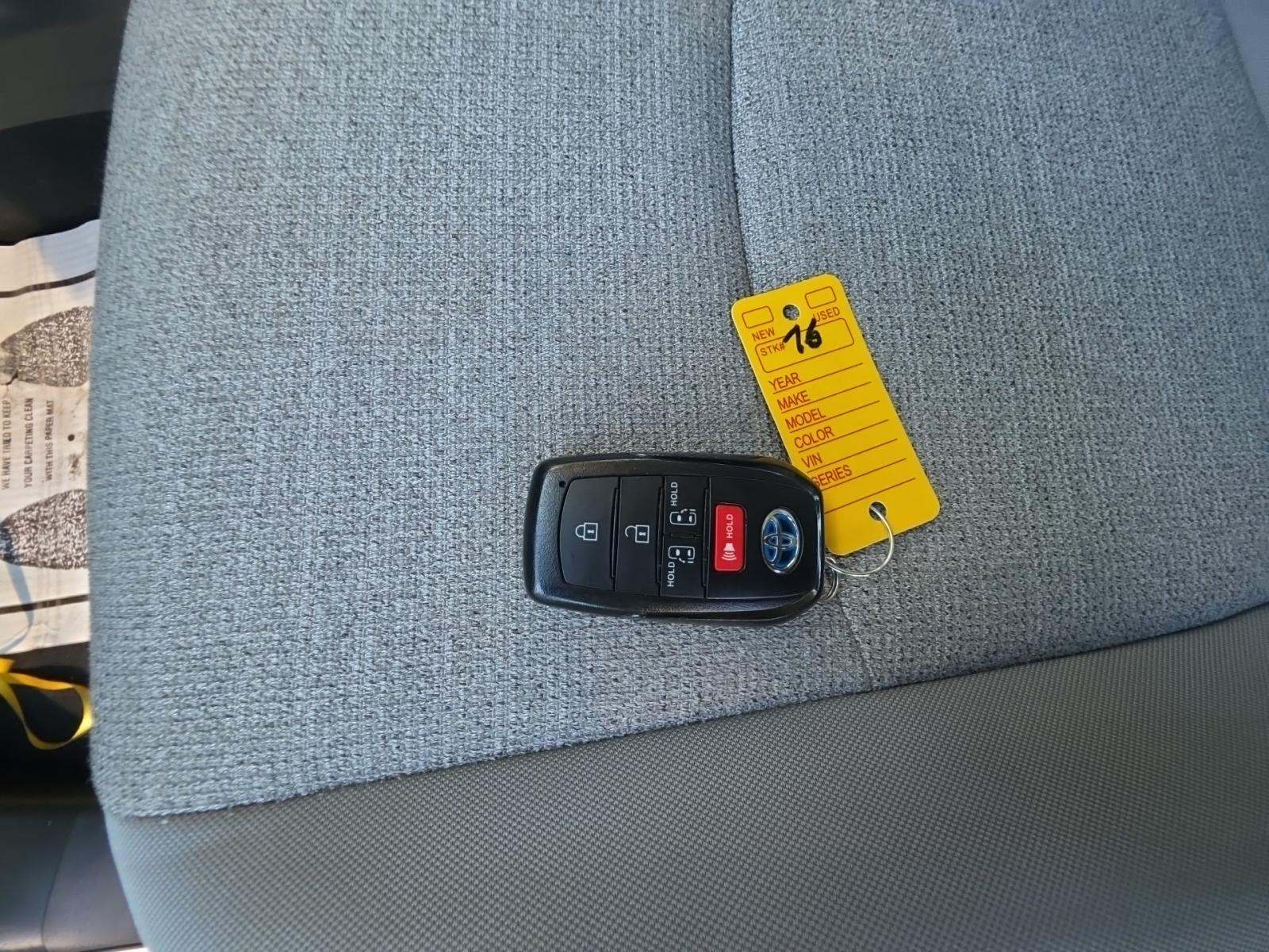 2025 Toyota Sienna LE FWD