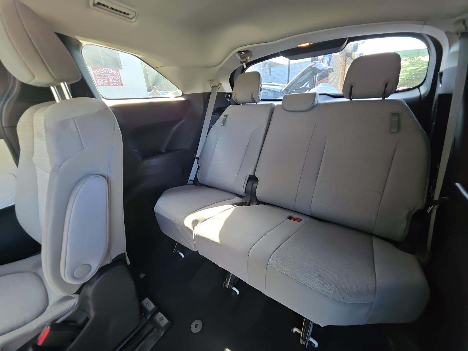 2025 Toyota Sienna LE FWD