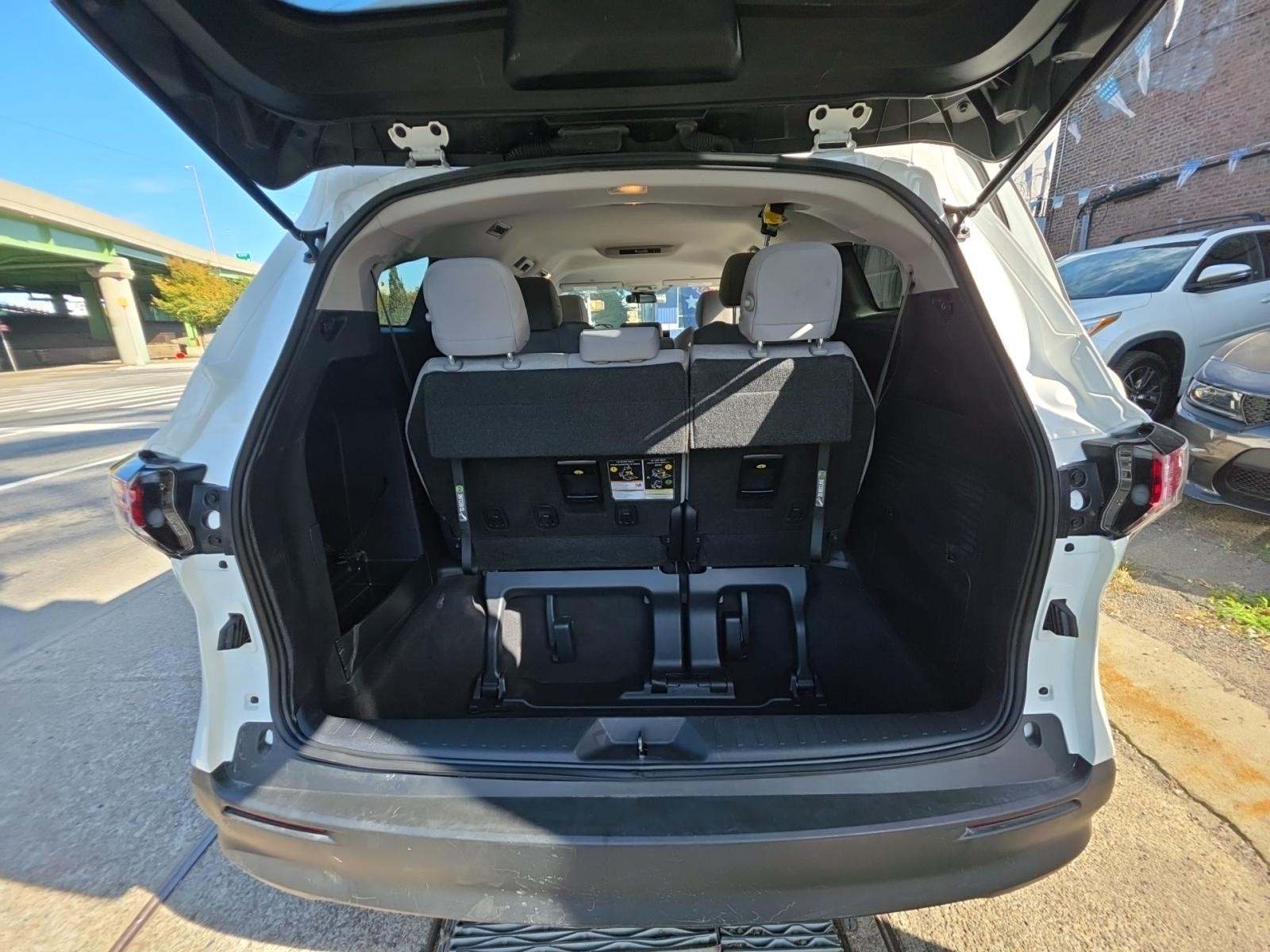 2025 Toyota Sienna LE FWD