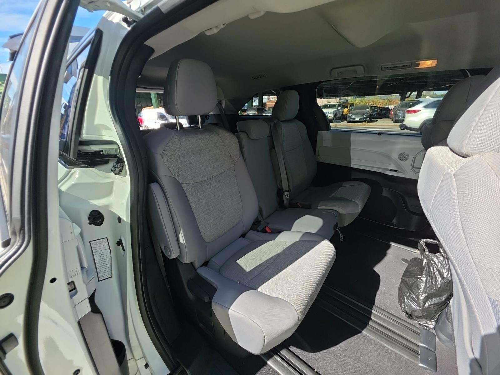 2025 Toyota Sienna LE FWD