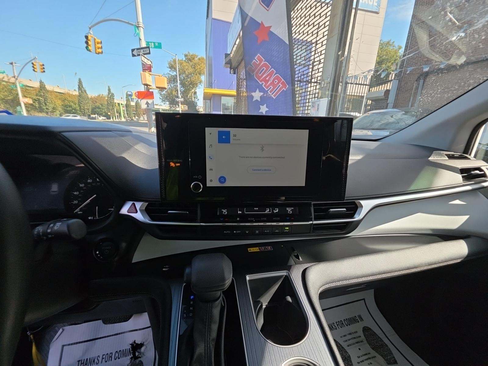 2025 Toyota Sienna LE FWD