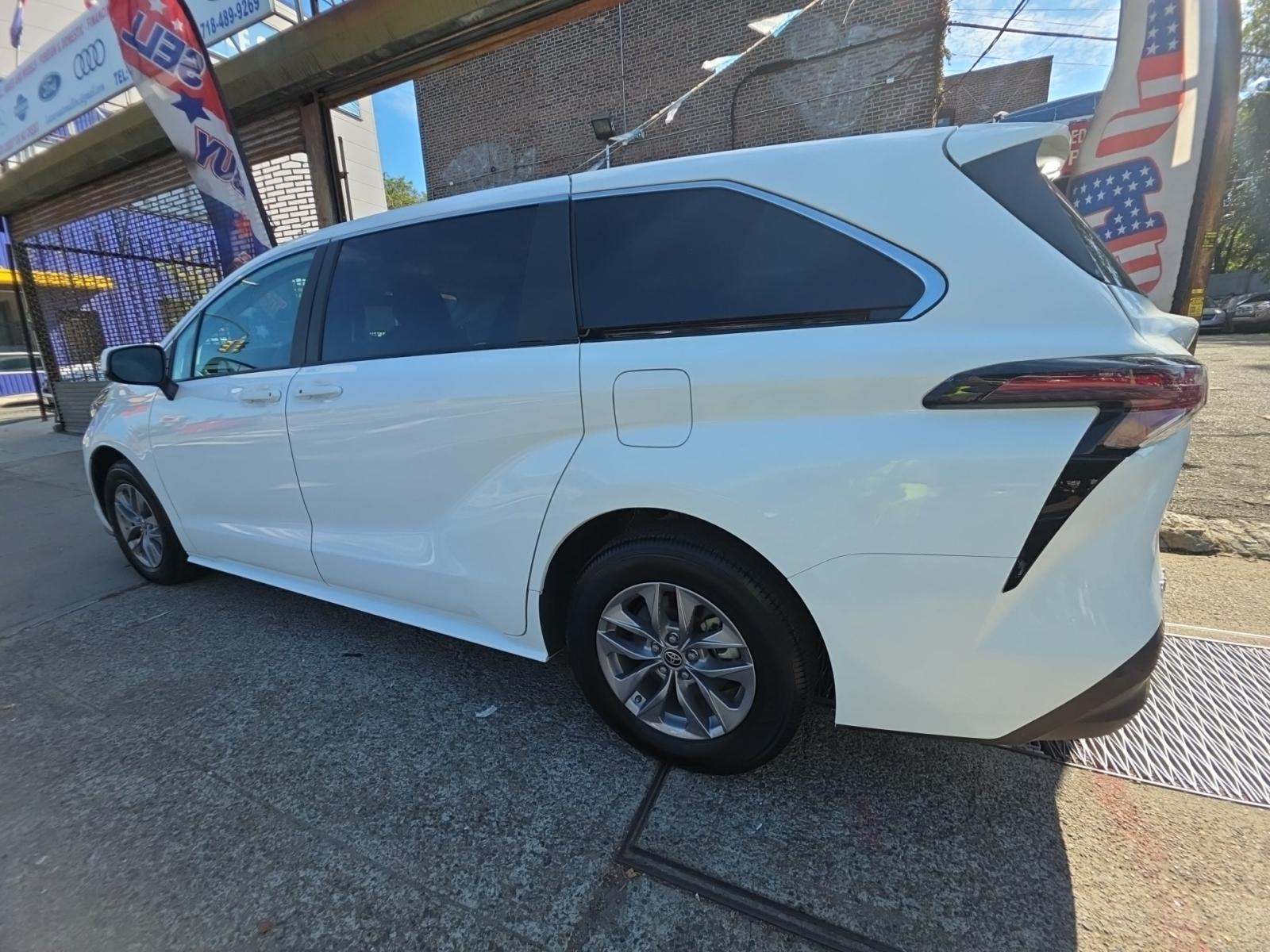 2025 Toyota Sienna LE FWD