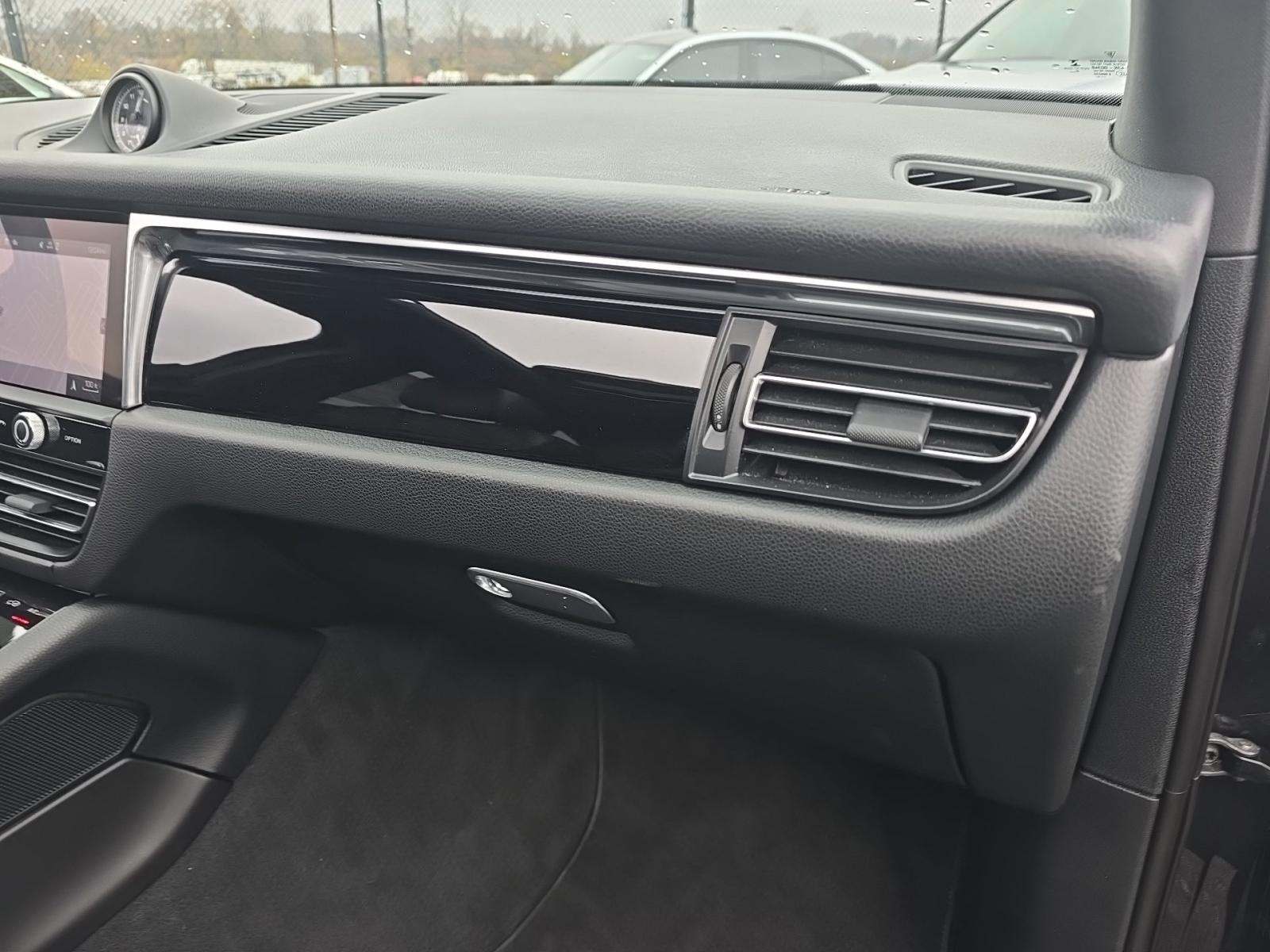 2023 Porsche Macan Base AWD