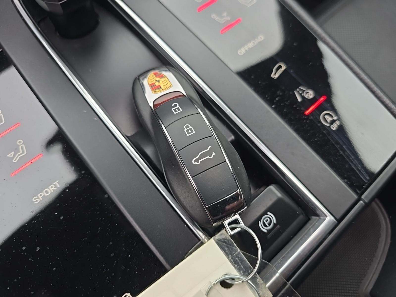 2023 Porsche Macan Base AWD