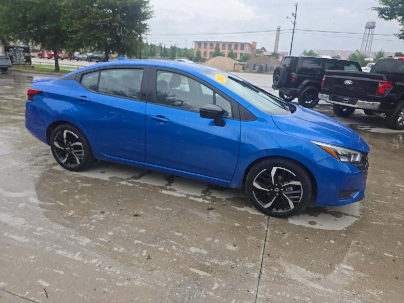 NISSAN VERSA - 4