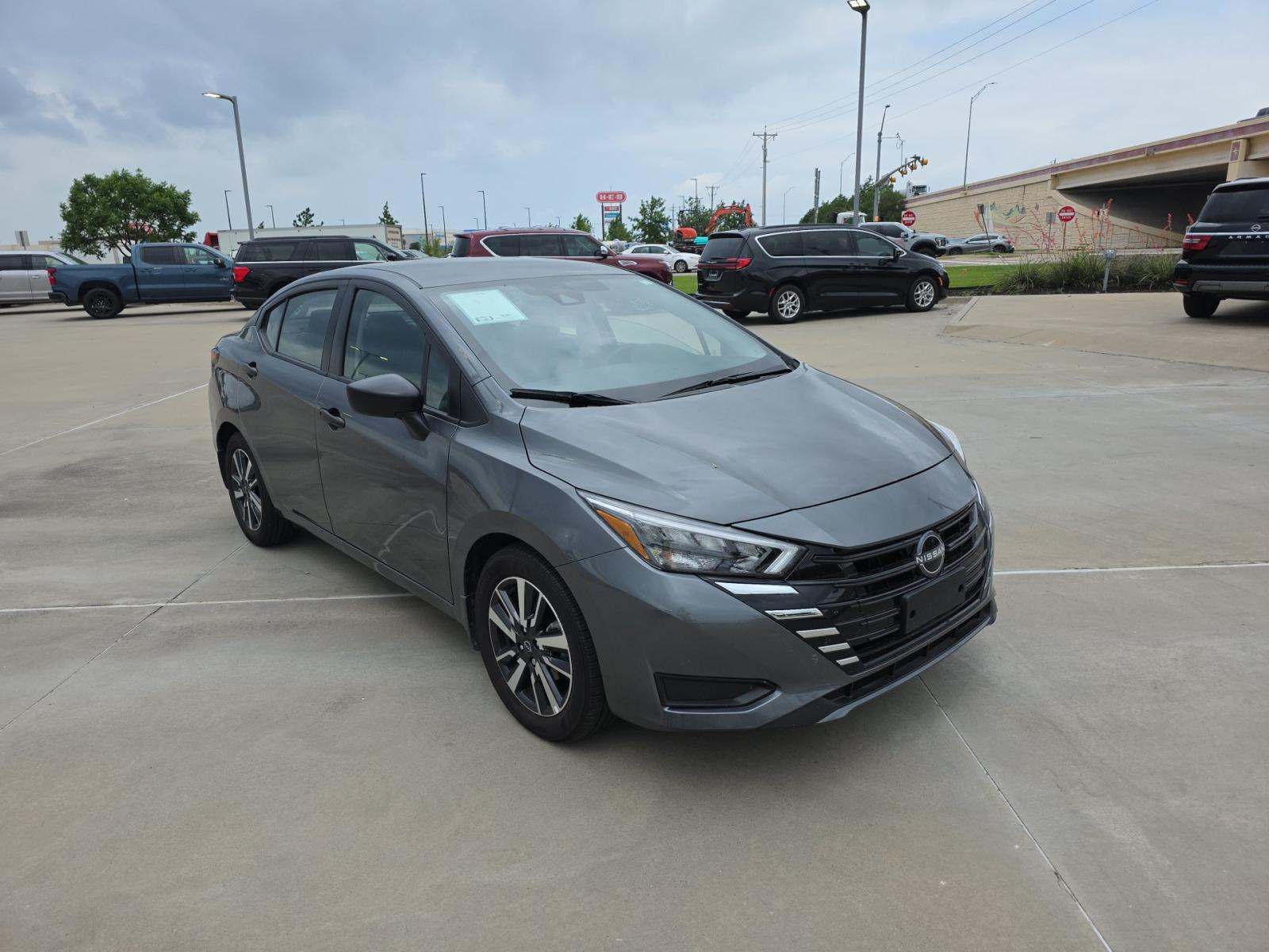 NISSAN VERSA - 4