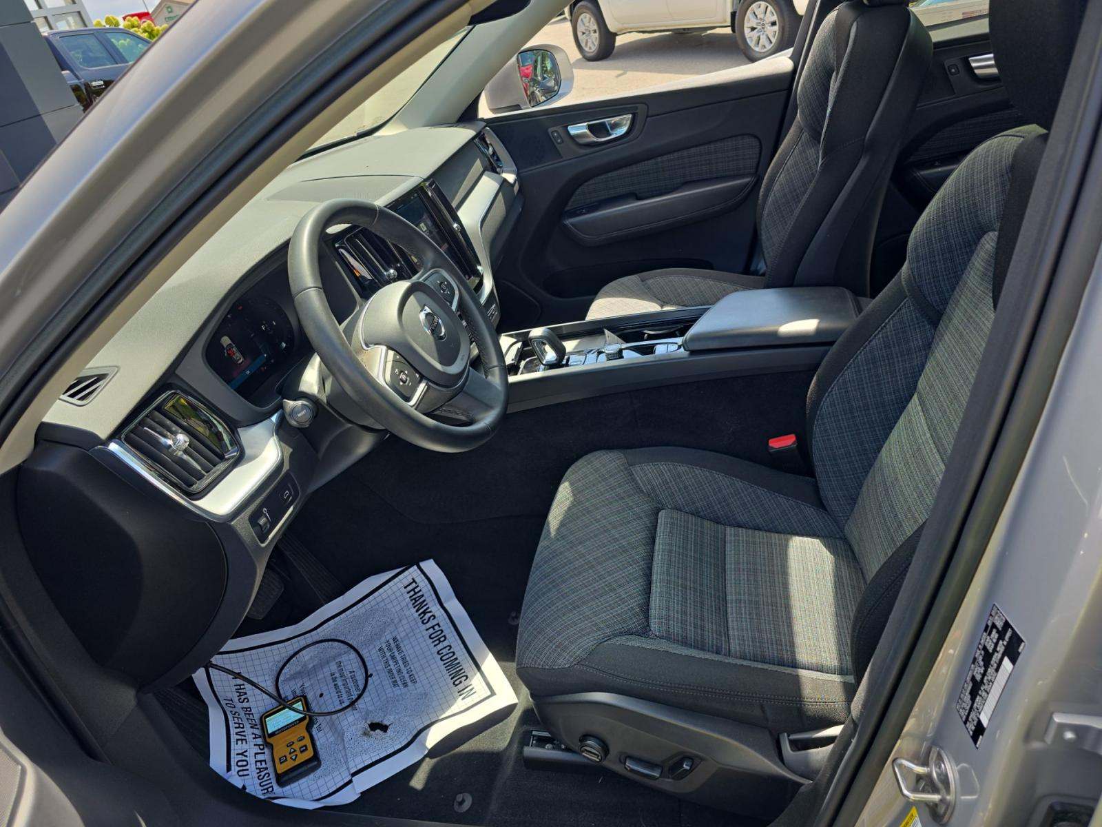 2022 Volvo XC60 B5 Momentum FWD