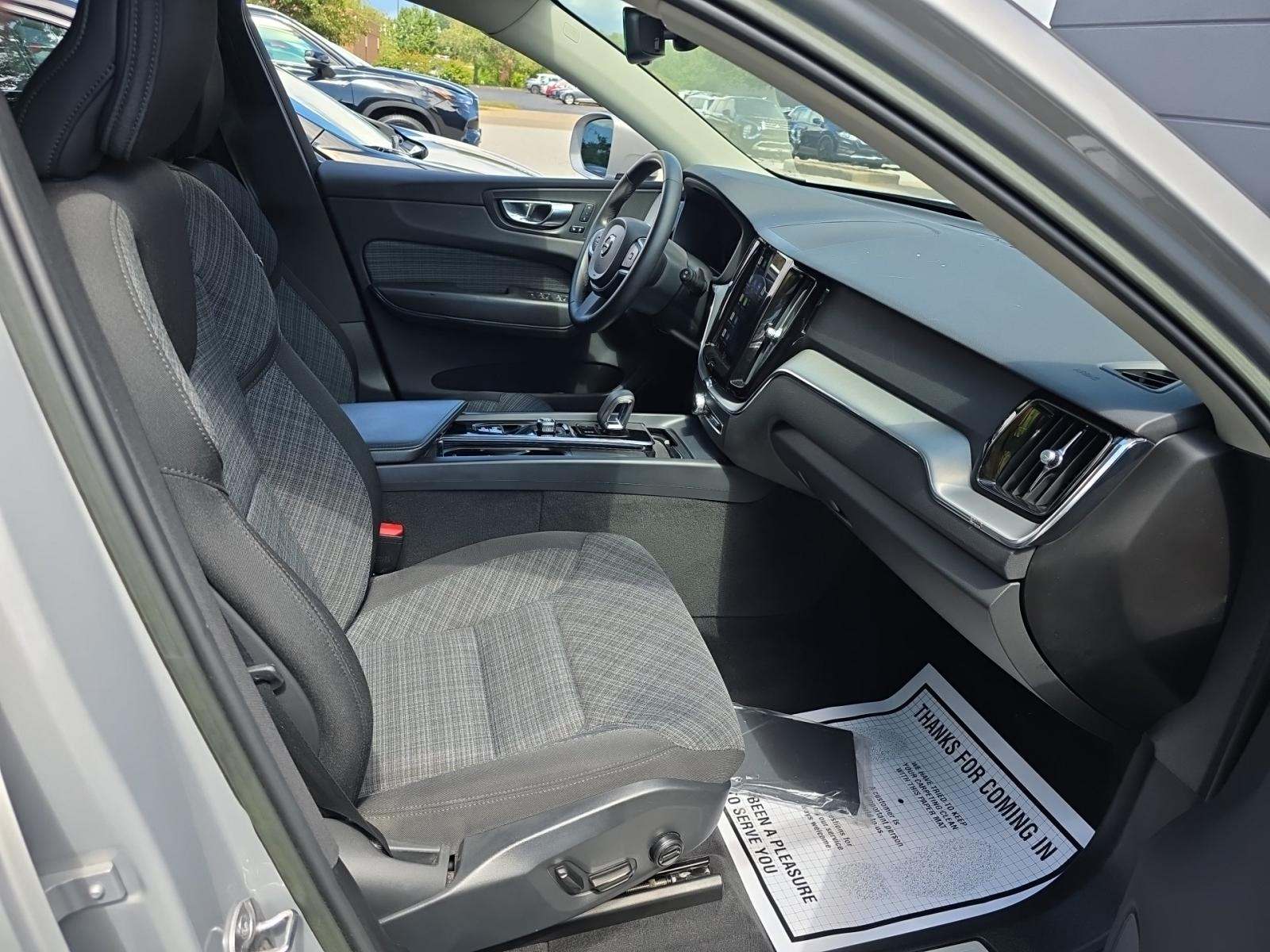 2022 Volvo XC60 B5 Momentum FWD